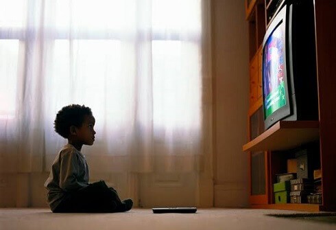 Anne babalar televizyon kullanımında çocuklarının yanlışlarını düzeltmek için neler yapmalıdır