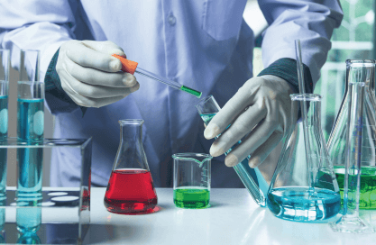 Laboratuvarda çalışan bilim insanı